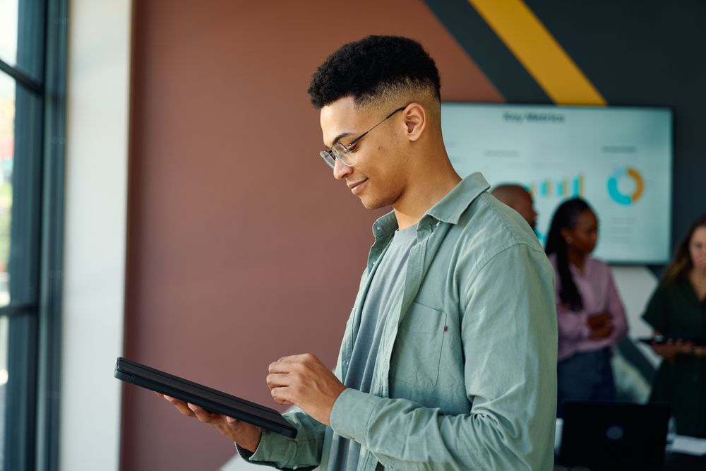 Un homme qui consulte son rapport sur une tablette